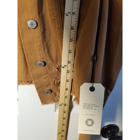 NWT Denim Blvd Los Angeles Women’s Distressed Cropped Jean Jacket Raw Hem Medium - Picture 4 of 10